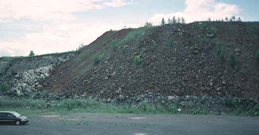 waste-iron-ore-pile.jpg (76930 bytes)